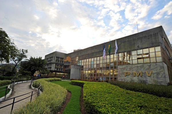 Vitória propõe reajuste de 10,25% e corte de 100 cargos comissionados