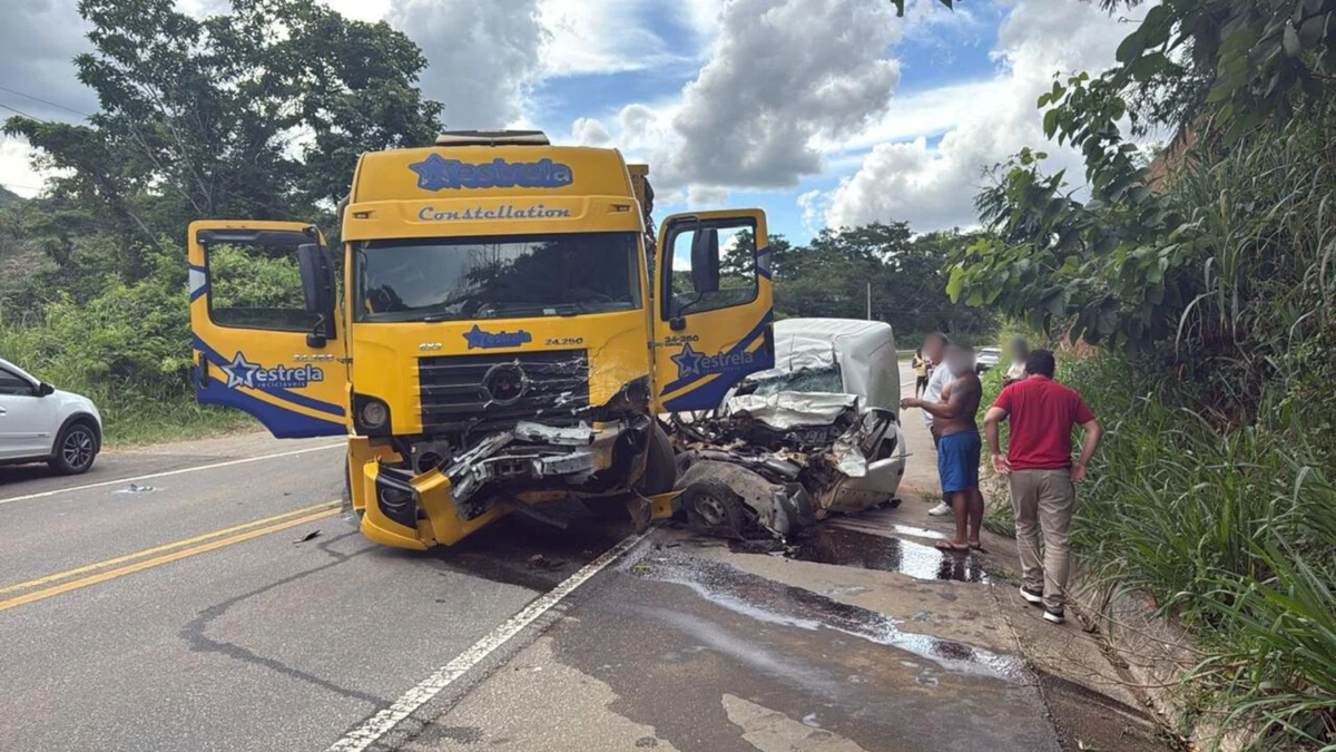 Acidente entre carro e caminhão é registrado na ES-080, em Colatina