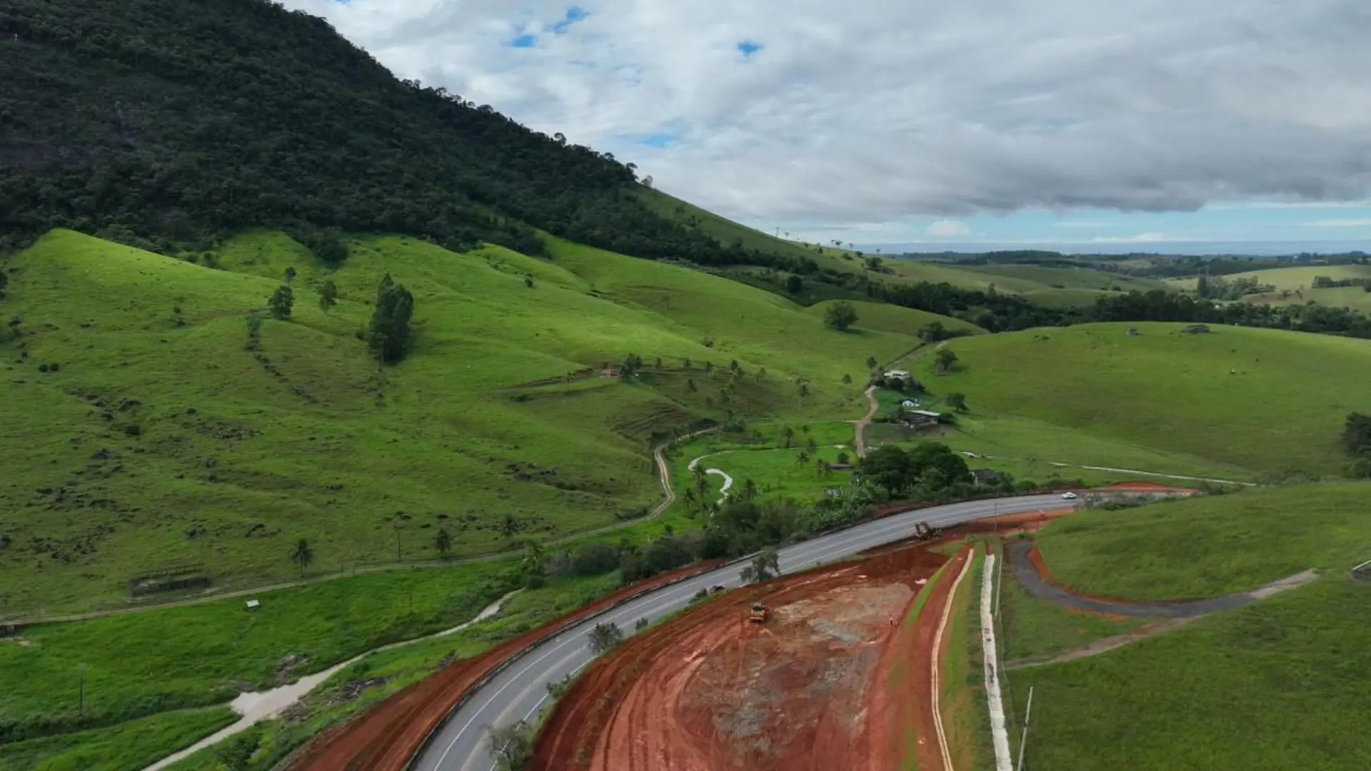 Interdição na BR-101 para detonação de rochas afeta tráfego em Iconha nesta quarta-feira