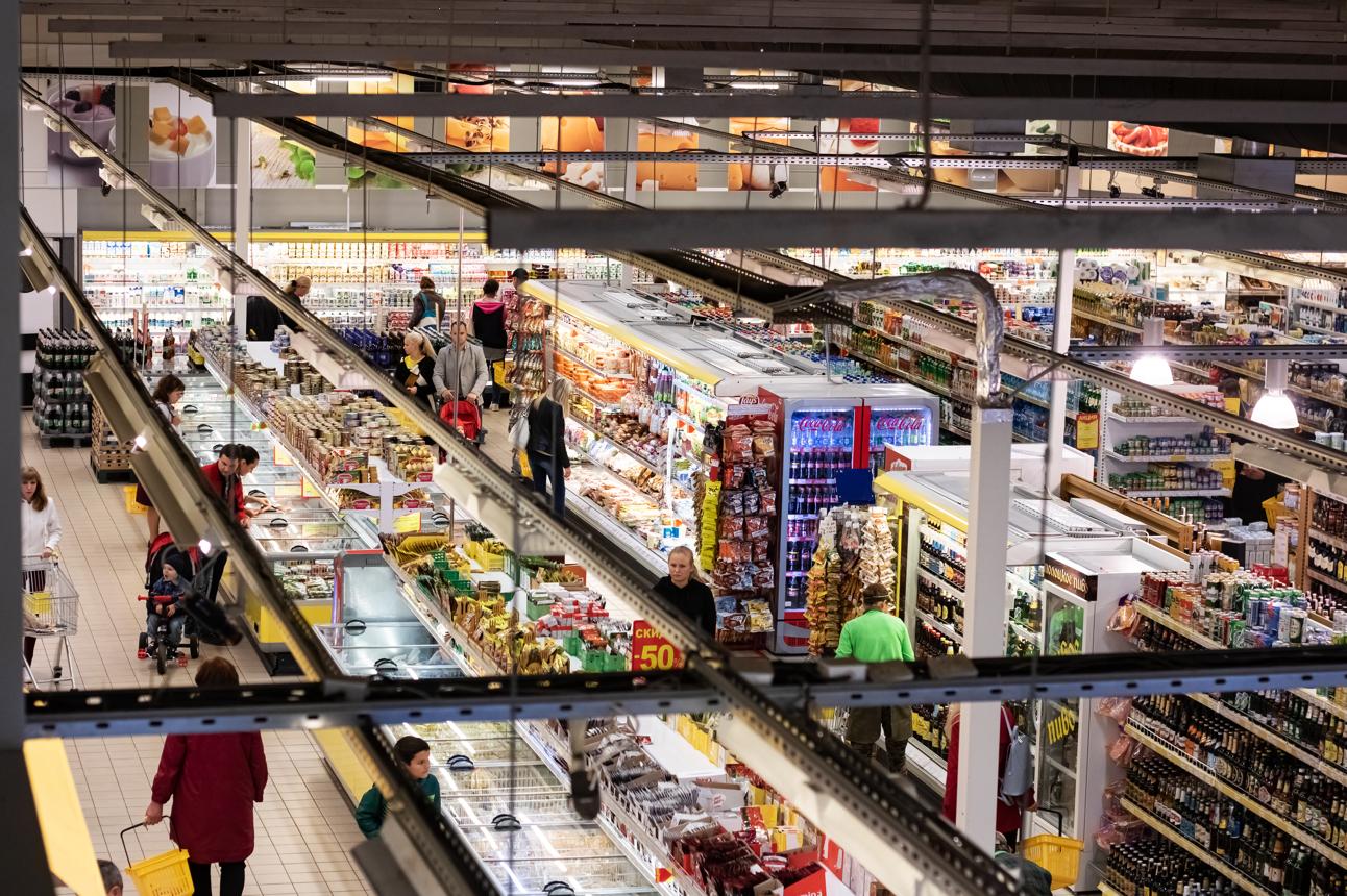 Supermercados e shoppings do ES terão horários especiais durante jogos do Brasil na Copa