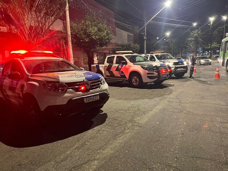 Casal é detido após deixar criança sozinha em apartamento com drogas na Serra