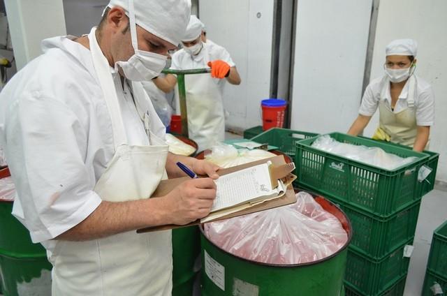 Agulha é encontrada em carne servida no Restaurante Universitário da Ufes; caso será investigado