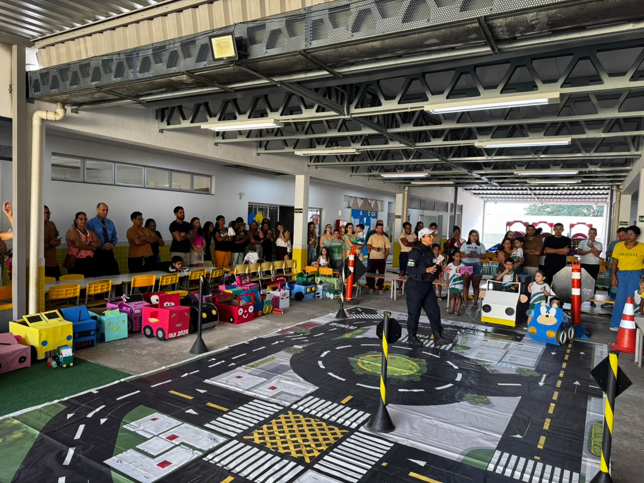 Educação infantil: Alunos de Cariacica aprendem sobre segurança nas vias com mini cidade e carros de papelão