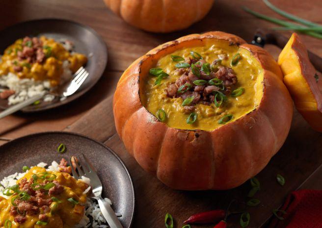 Caldo de abóbora com linguiça na moranga é opção cremosa e perfeita para os dias frios
