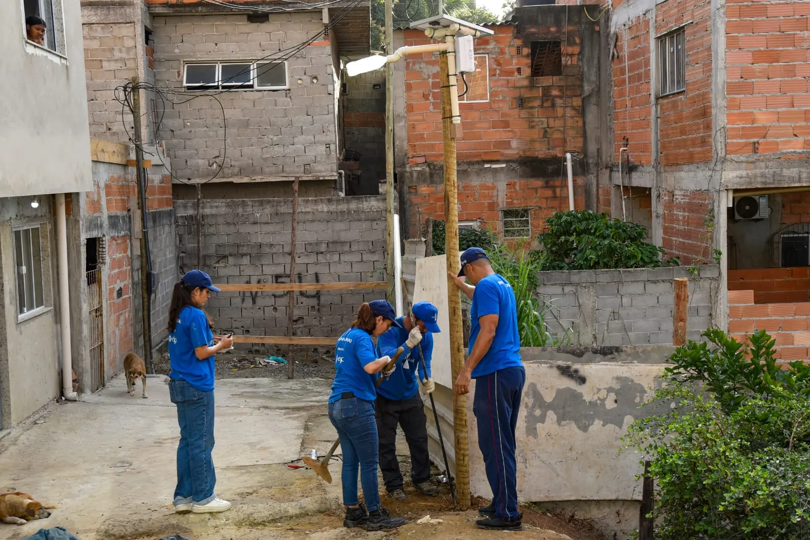 Bairro da Serra recebe 30 postes solares produzidos com garrafas PET e canos de PVC