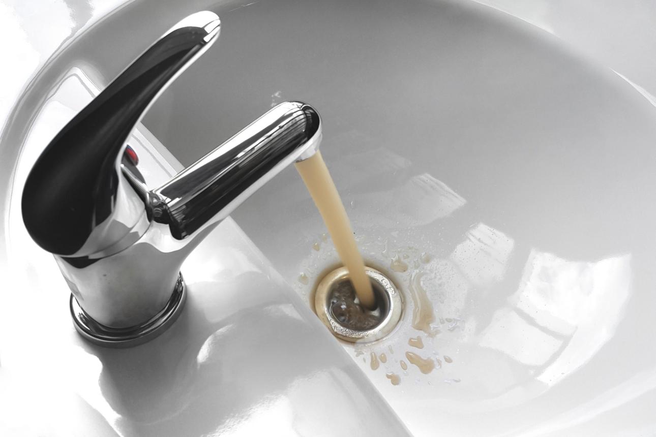 Após manutenção, moradores da Grande Vitória relatam falta de água e mudança na coloração do abastecimento