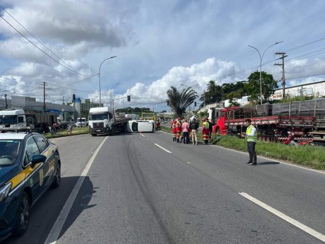 Motorista fica preso às ferragens após colisão entre caminhão e Fiorino na BR-101