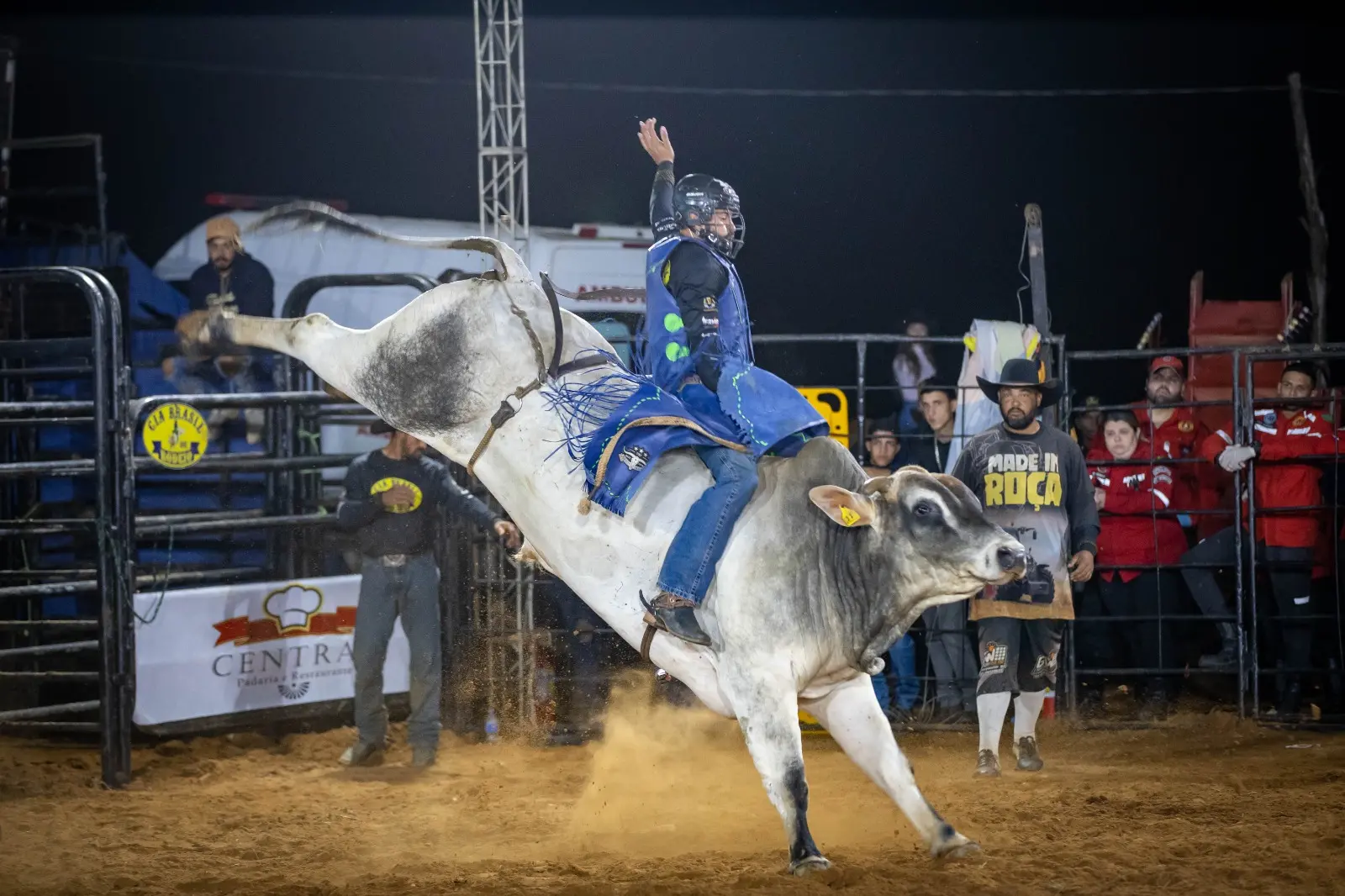 Jaguaré recebe rodeio com arcos de fogo, motocross e fogos sincronizados; entrada é gratuita