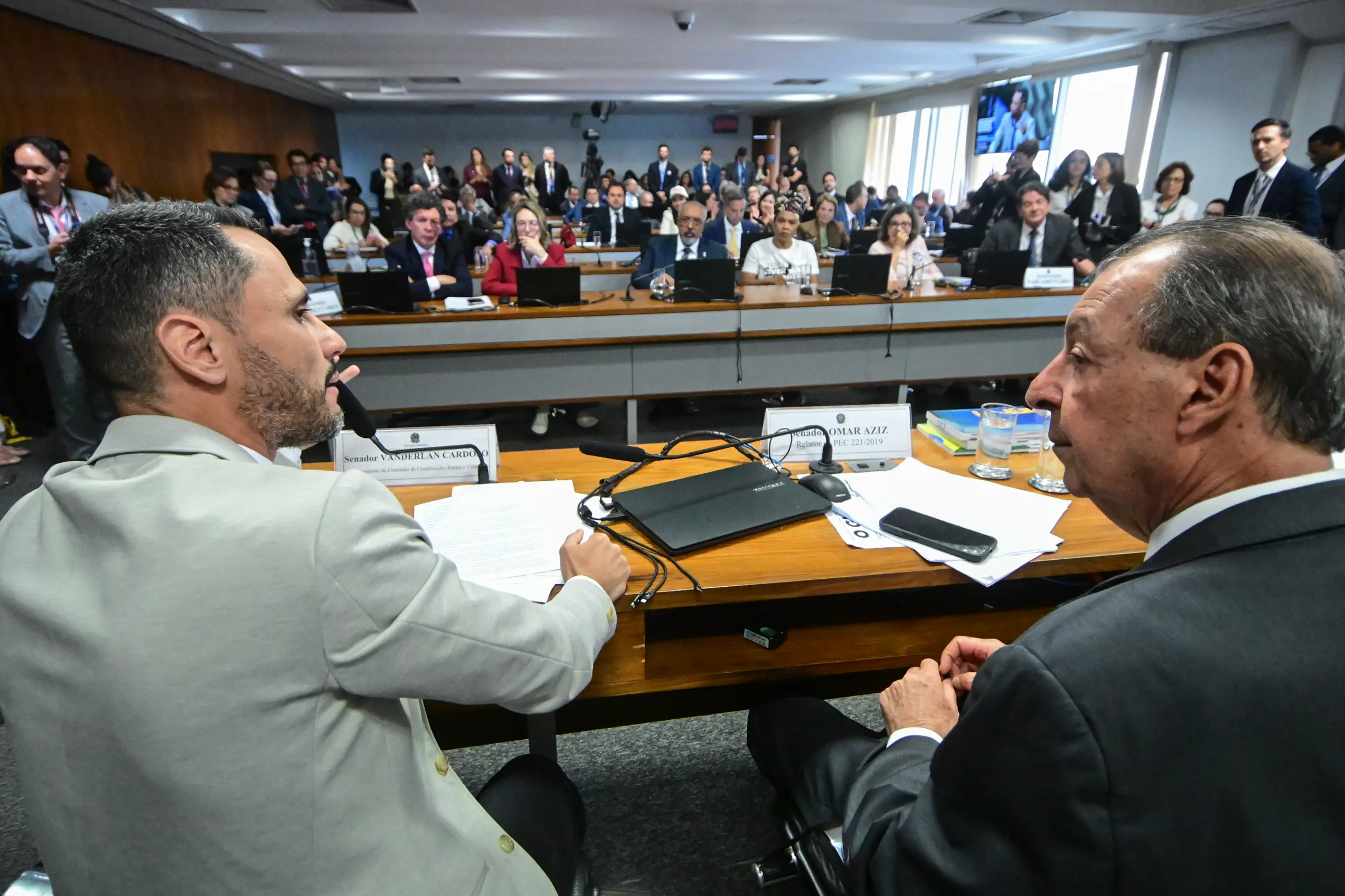 Senadores do ES apoiam PEC que prevê fim da escala 6×1 na CCJ